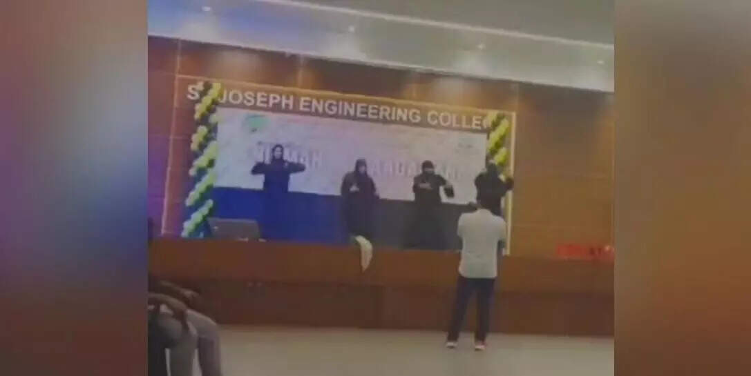 புர்கா அணிந்து நடனமாடிய மாணவர்கள் சஸ்பெண்ட்!!