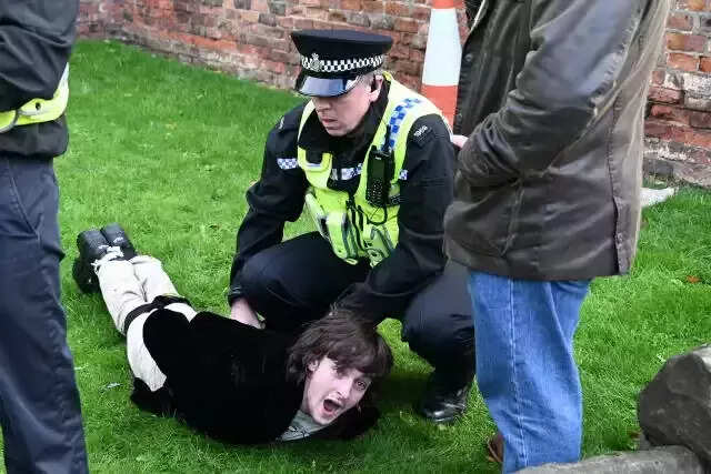 மன்னரை நோக்கி பறந்து வந்த முட்டை!! கல்லூரி மாணவர் கைது..!!