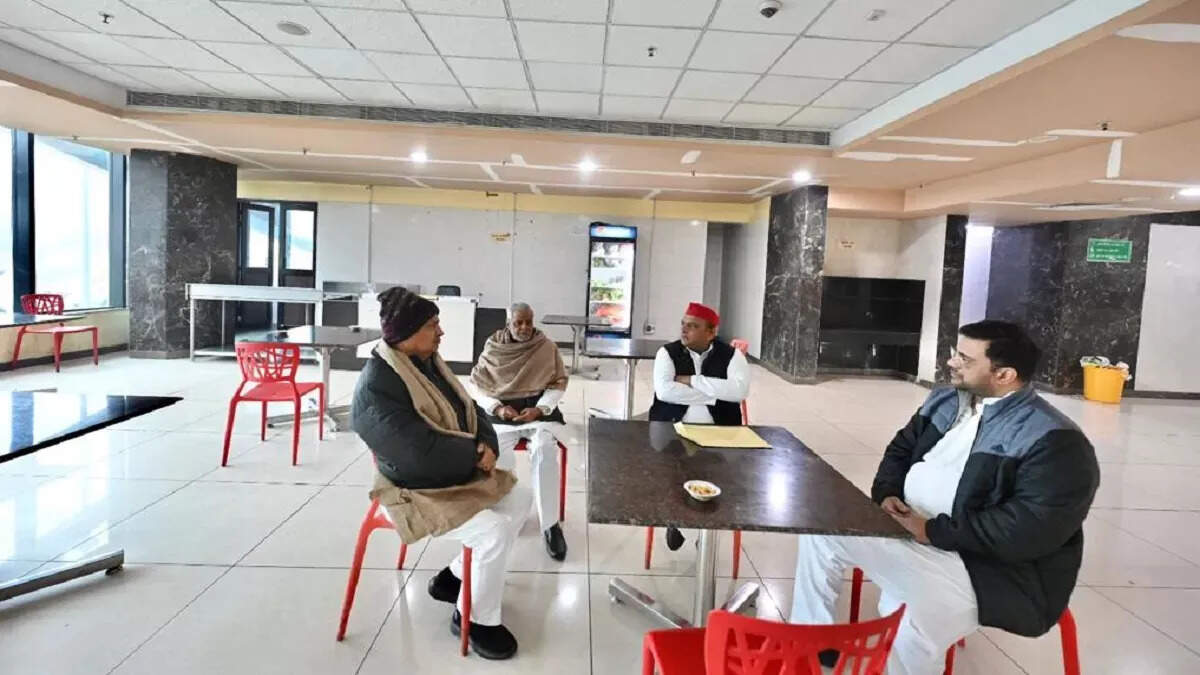 விஷம் கலந்திருப்பார்கள் என்று டீ குடிக்க மறுத்த முன்னாள் முதலமைச்சர்!!