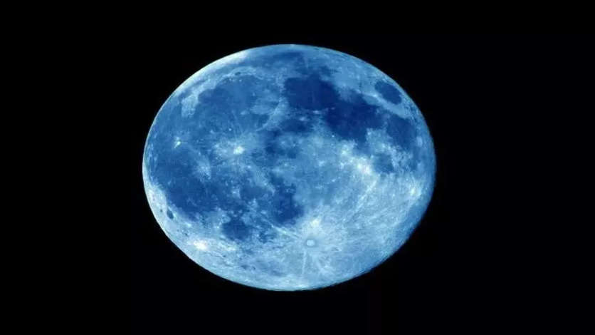 வானில் ஒரு அதிசயம்.. நீல வானில் தோன்றிய நீல நிலவு(Blue Moon) !