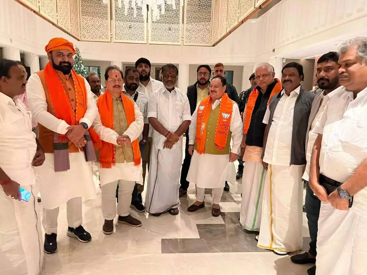 தமிழகம் வரும் பாஜக தலைவர்!....அதிமுகவை இணைக்க முயற்சி?!...