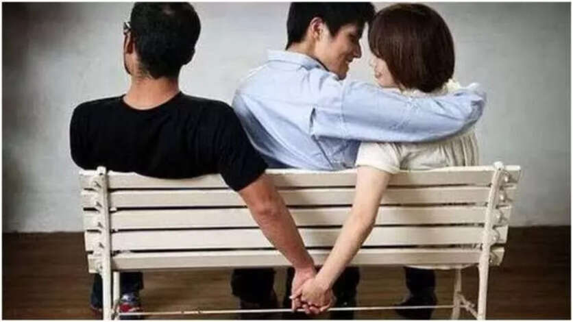 2 பேருடனும் சுற்றியதால் ஆத்தரம்...காதலியை தாக்கிய காதலர்கள்!!