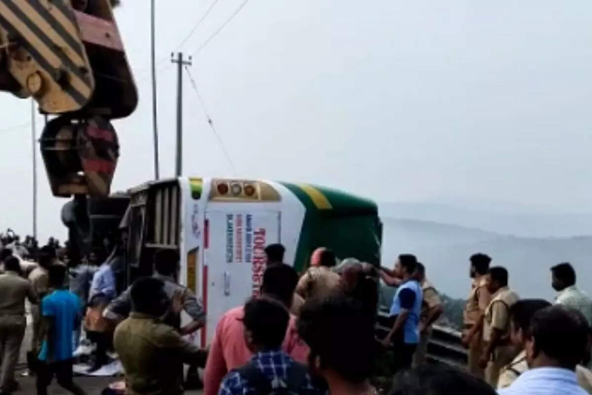 ஐயப்ப பக்தர்கள் பேருந்து கவிழ்ந்து விபத்து!!