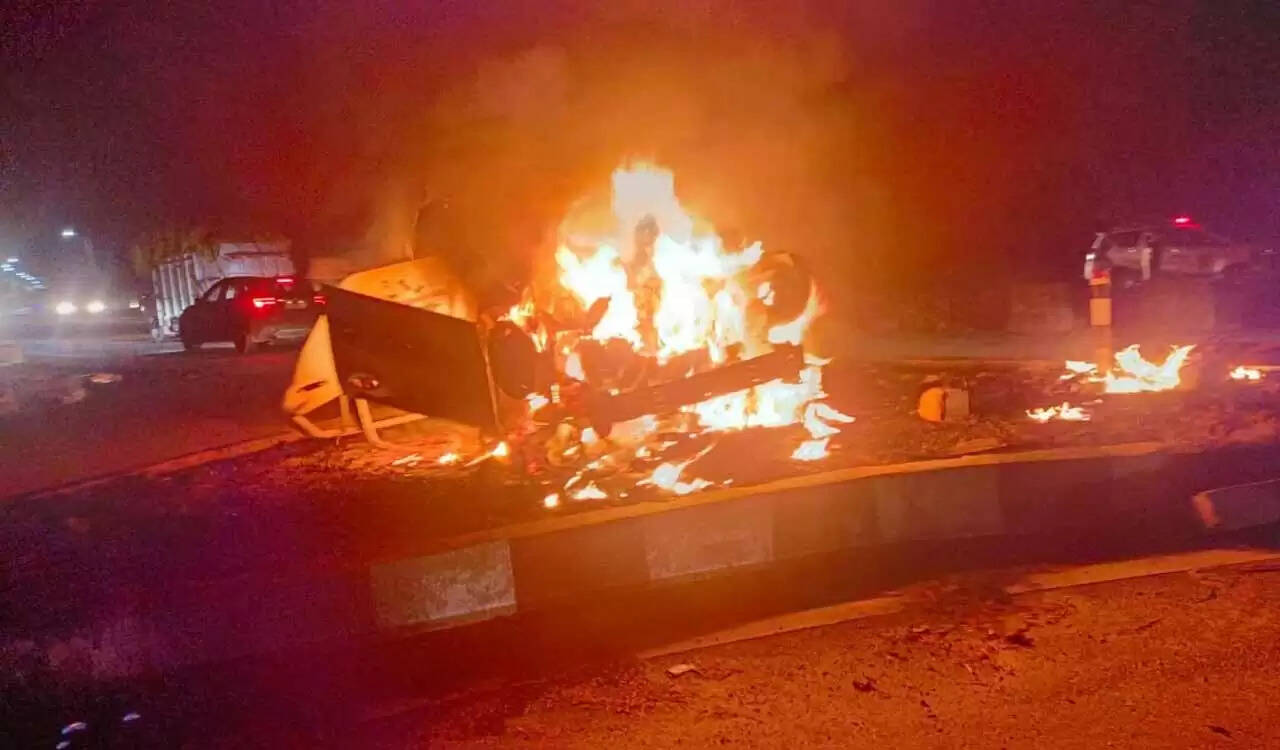 சென்டர் மீடியனில் மோதிய கார் தீப்பிடித்து எரிந்தது: 2 பேர் பலி, 2 பேர் படுகாயம்..!