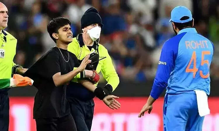 ரோகித் ஷர்மா அருகே ஓடிவந்த ரசிகருக்கு ரூ.6.5 லட்சம் அபராதம்!!