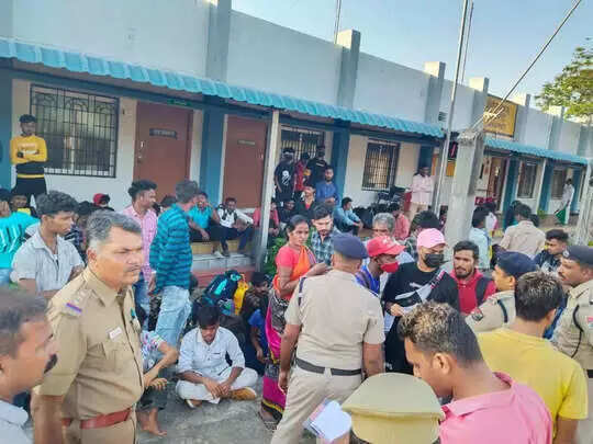 ரயிலில் அட்டூழியம் செய்த வட மாநிலத் தொழிலாளர்கள்!!