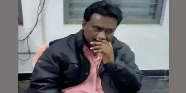 ஒரு பள்ளி டீச்சர் செய்யுற வேலையா இது...வீடியோ எடுத்து மாட்டிவிட்ட மாணவர்கள்!!