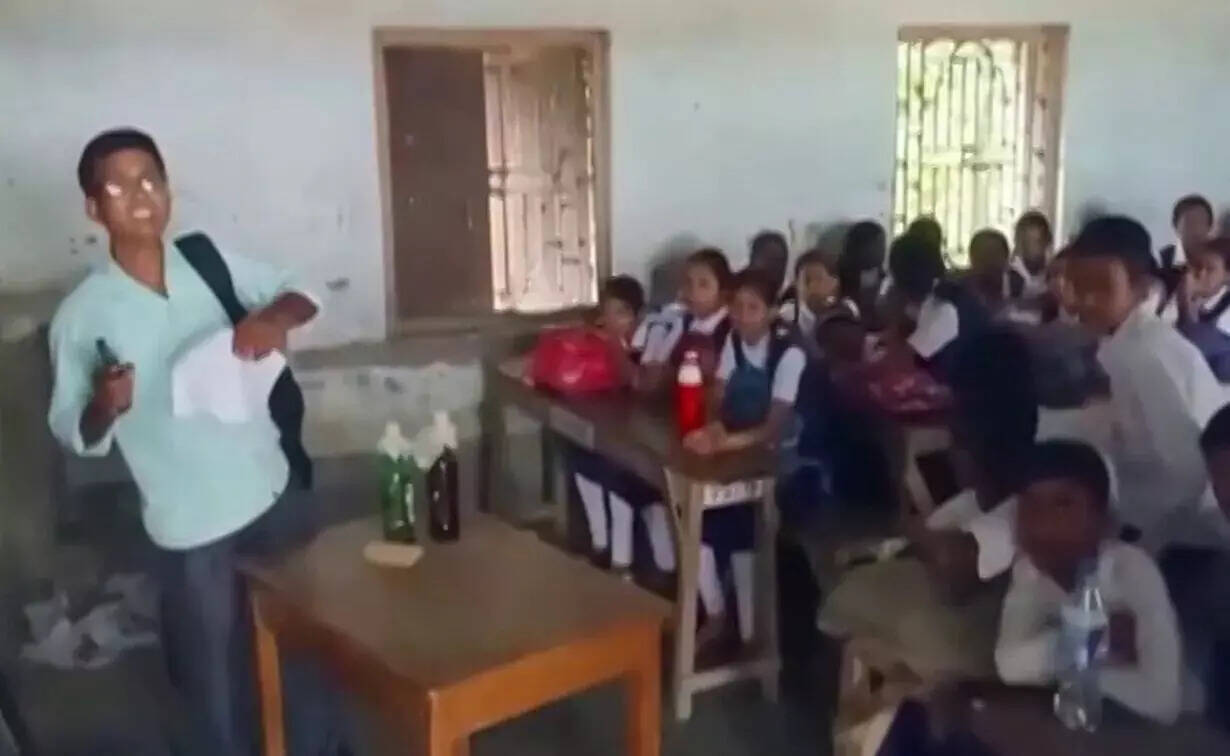 பள்ளிக்குள் துப்பாக்கியுடன் நுழைந்து மிரட்டல்!!