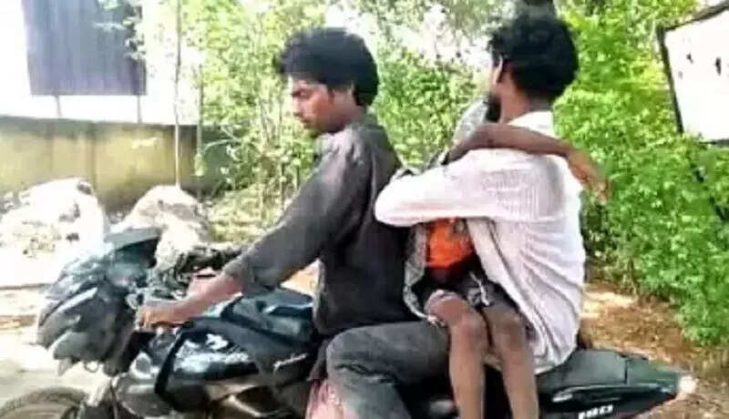 மகனின் சடலத்தை தோளில் சுமந்து சென்ற தந்தை!!