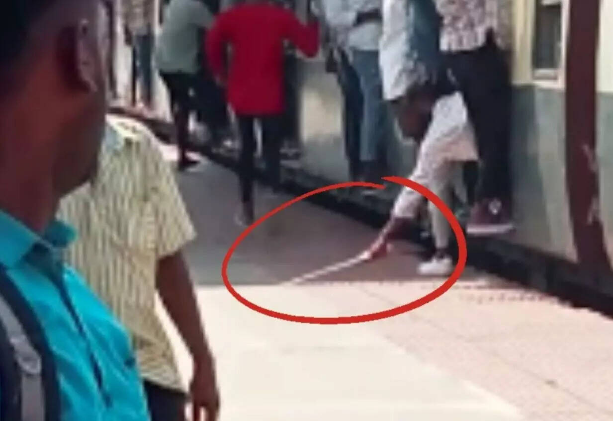 பரபரப்பு! மின்சார ரயிலில் கத்தியை தீட்டியபடி மாணவர்கள் பயணம்!!