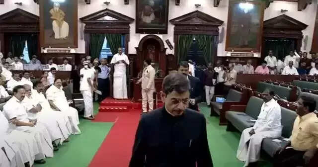 வெடித்தது புதிய சர்ச்சை!! ஆளுநர் அழைப்பிதழில் தமிழ்நாடு இல்ல தமிழகம்... தமிழ்நாடு லோகோ மிஸ்ஸிங்...