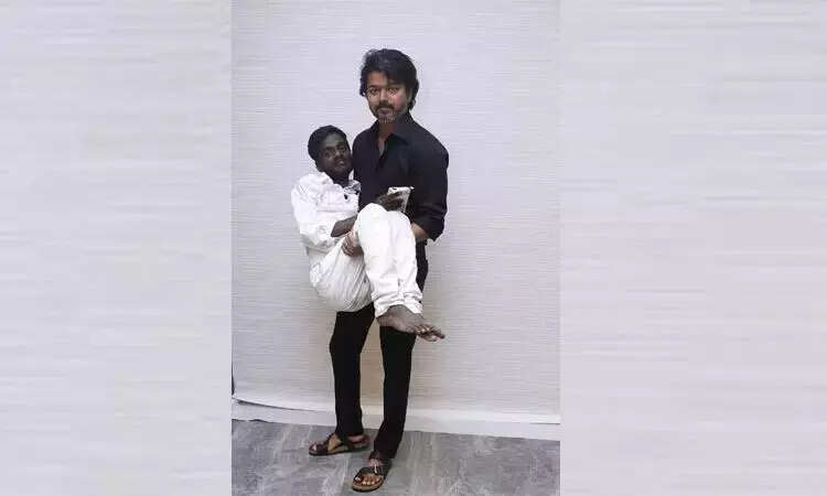 மாற்றுத்திறனாளி ரசிகரை தூக்கி புகைப்படம் எடுத்த விஜய்!!