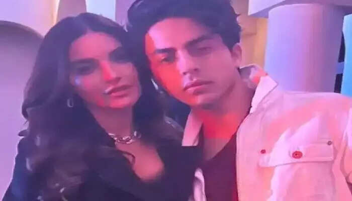 பாகிஸ்தான் நடிகையை காதலிக்கும் ஷாருக்கான் மகன்?...உண்மை என்ன?...