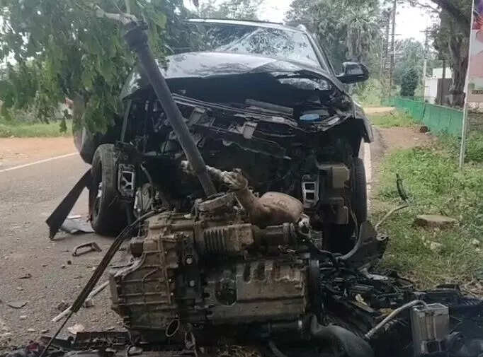 நண்பர்களுக்கு நேர்ந்த துயரம்… அப்பளம் போல் நொறுங்கிய கார்!!