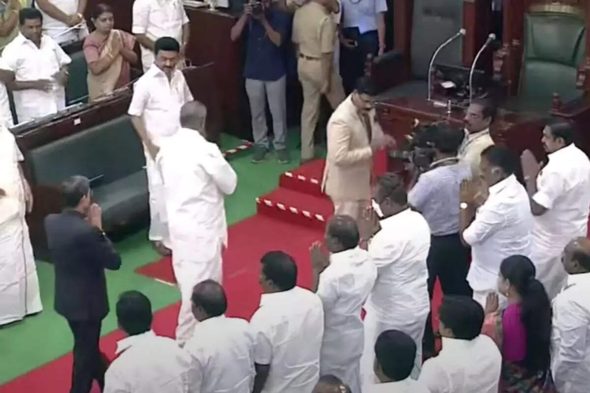 சட்டமன்றத்தில் அருகருகே அமர்ந்திருந்த ஓபிஎஸ், ஈபிஎஸ்!!