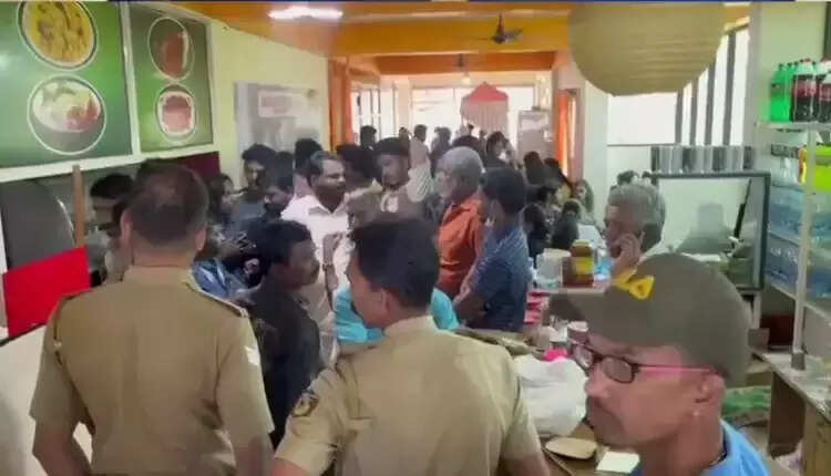 கேரளாவில் காலை உணவு சாப்பிட்ட மாணவர்கள் திடீரென மயங்கி விழுந்ததால் மாணவர்கள்..!!