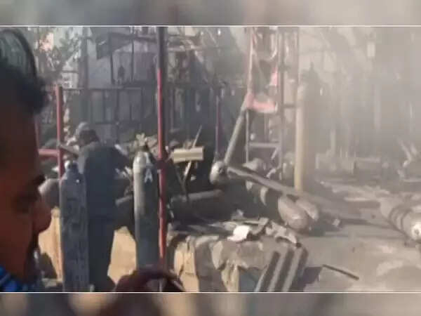 உயிரை காக்கும் ஆக்சிஜன் சிலிண்டர் வெடித்து 2 பேர் பலி!...