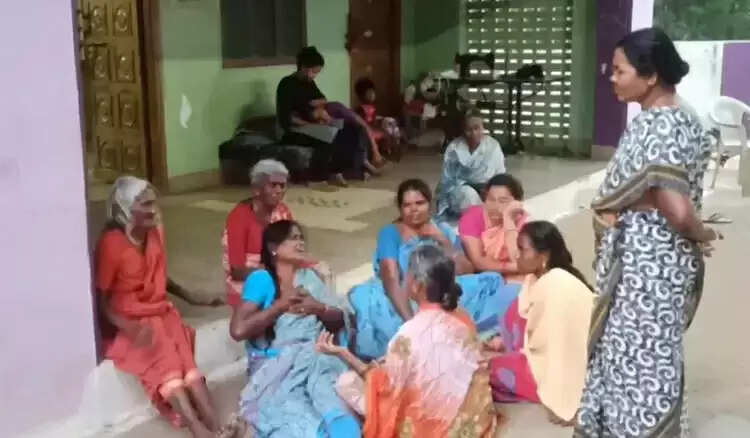 தூங்கிக் கொண்டிருந்த தாயை கல்லால் அடித்து கொலை செய்த 14 வயது சிறுவன்..!!