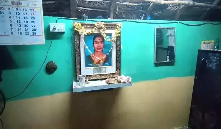 என் தாய் இல்லாத இந்த உலகத்தில் நான் இருக்க மாட்டேன்...கல்லூரி மாணவன் தூக்கிட்டு தற்கொலை!