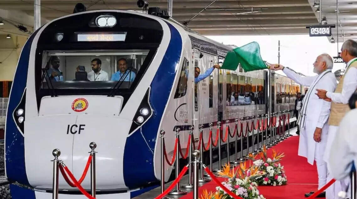 சாதாரண ரயிலுக்கு பெயிண்ட் அடித்து வந்தே பாரத் ரயில்?