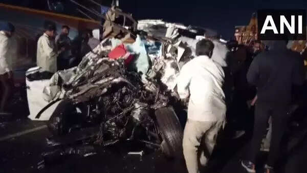 பேருந்து – கார் மோதிக்கொண்ட விபத்தில் 9 பேர் பலி!!