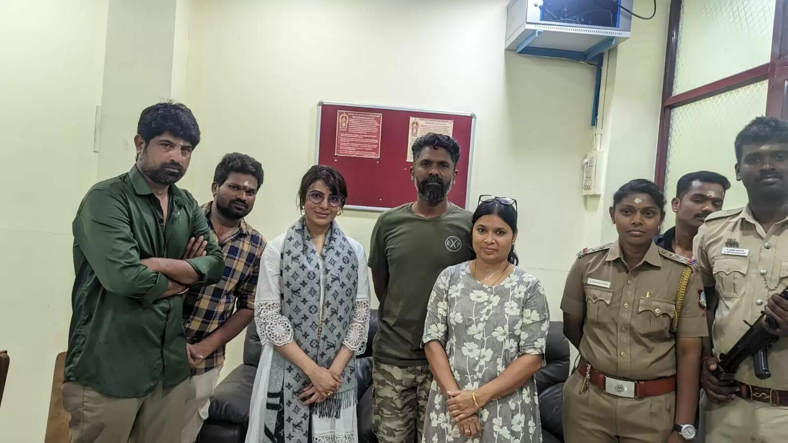 600 படிகளில் சூடம் ஏற்றி வழிபாடு செய்த சமந்தா!!