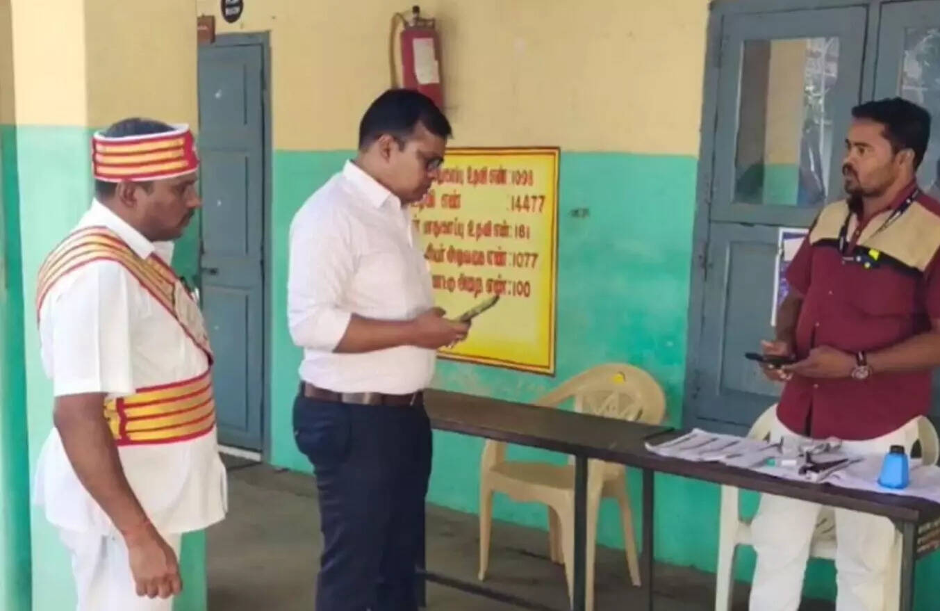 அரசு ஊழியர்கள் மூவரை அதிரடியாக டிஸ்மிஸ் செய்த ஆட்சியர்!!