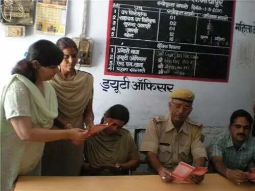 கோழி மீது குற்றச்சாட்டு....இதுக்கெல்லாமா புகார்.?