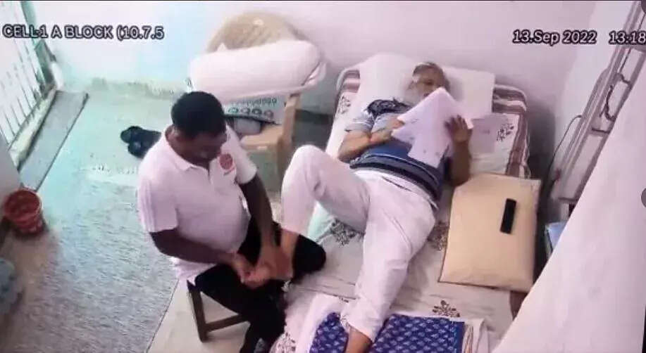 அதிர்ச்சி தகவல்! அமைச்சருக்கு சிறையில் மசாஜ் செய்தவர் ஒரு கைதி!!