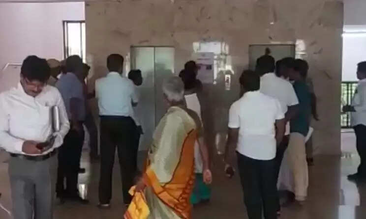 பெரம்பலூரில் பரபரப்பு.. லிஃப்டில் சிக்கிய அமைச்சர் 15 நிமிடங்களுக்கு பின் மீட்பு..!