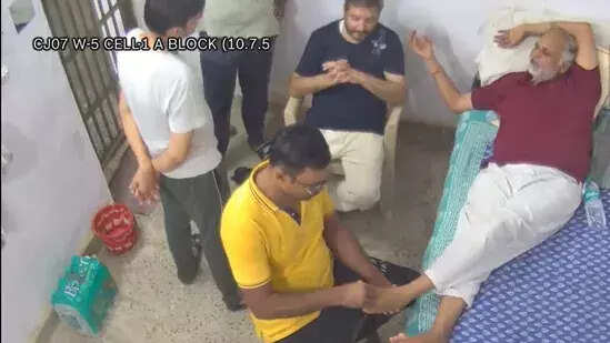 சிறையில் அமைச்சருக்கு மசாஜ்… வைரல் வீடியோ!!