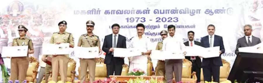 பெண் காவலர்களின் நீண்ட நாள் கோரிக்கையை நிறைவேற்றிய முதல்வர் ஸ்டாலின்..!