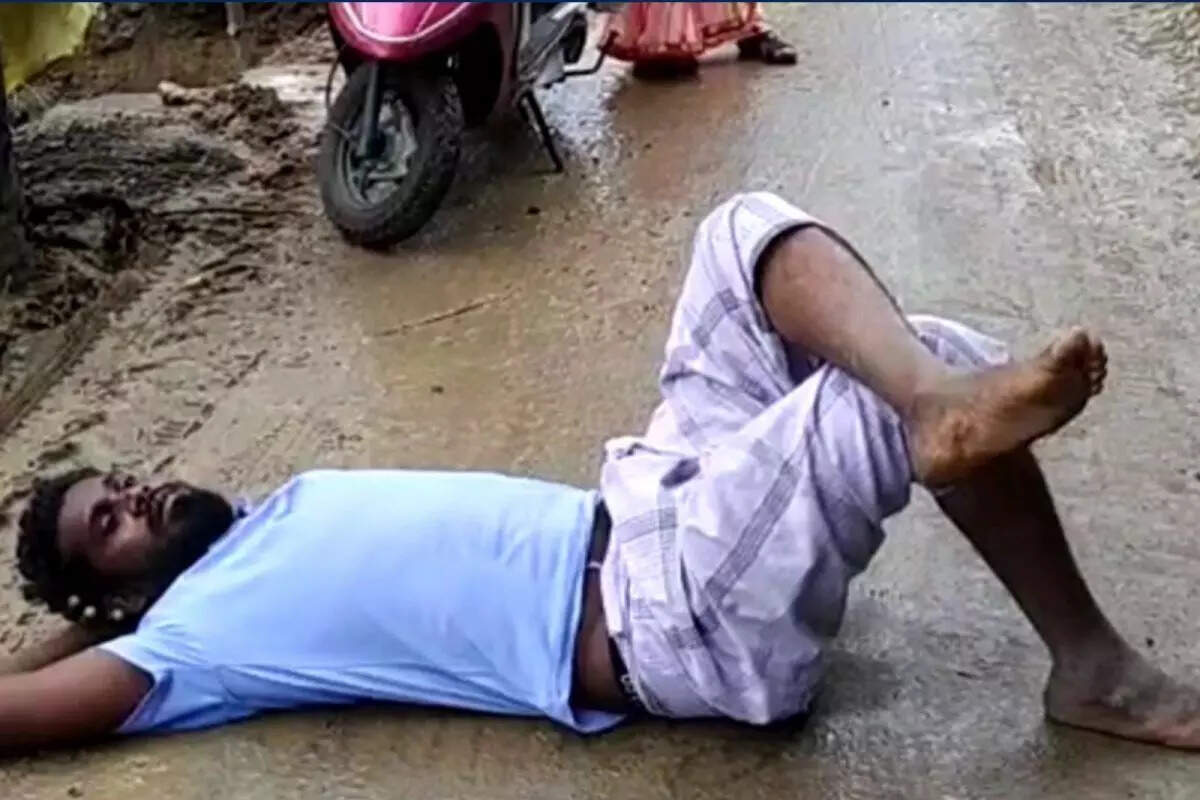 போதையில் சேற்றில் புரண்டு போராட்டம் நடத்திய இளைஞர்!!