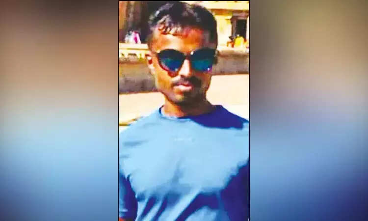 பேருந்தில் சென்ற இளைஞர் கம்பி மோதி பலி..!! பரீட்சைக்கு நேராச்சி எழுந்திருப்பா... கதறி அழுத தாய்!!