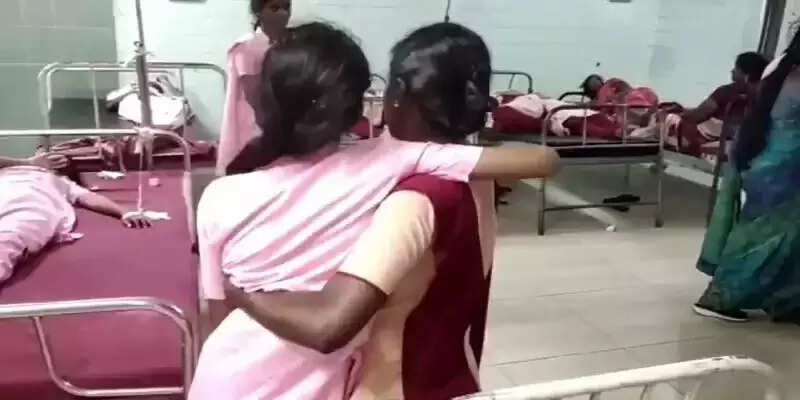 அடப்பாவிங்களா..!! சாம்பார்ல பூரான்... பள்ளி மாணவிகள் 50 பேருக்கு வாந்தி மயக்கம்..!!