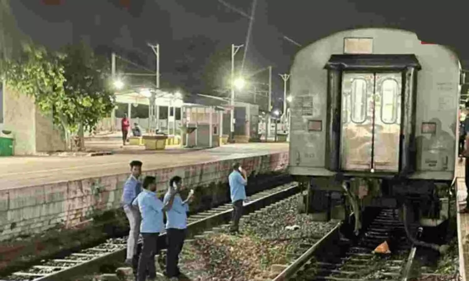 தனியே கழண்டு ஓடிய சேரன் எக்ஸ்பிரஸ் ரயிலின் பெட்டிகள்!!