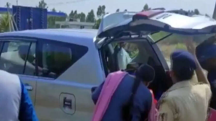 கெத்துதான்… முதலமைச்சர் காரையே சோதனையிட்ட போலீஸ்!!