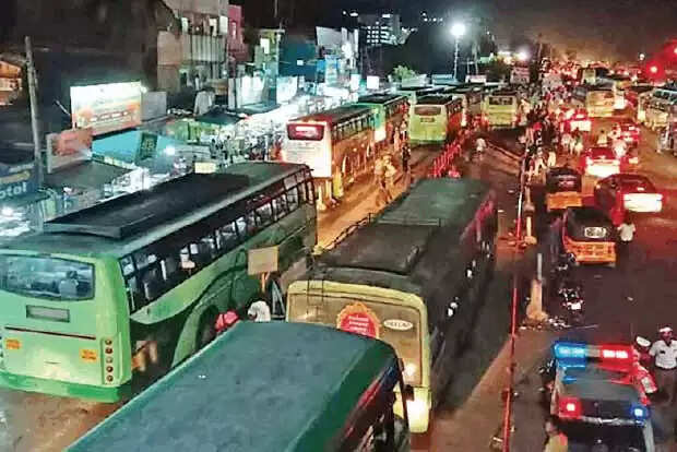 போக்குவரத்து நெரிசலால் ஸ்தம்பிக்கும் சென்னை!!