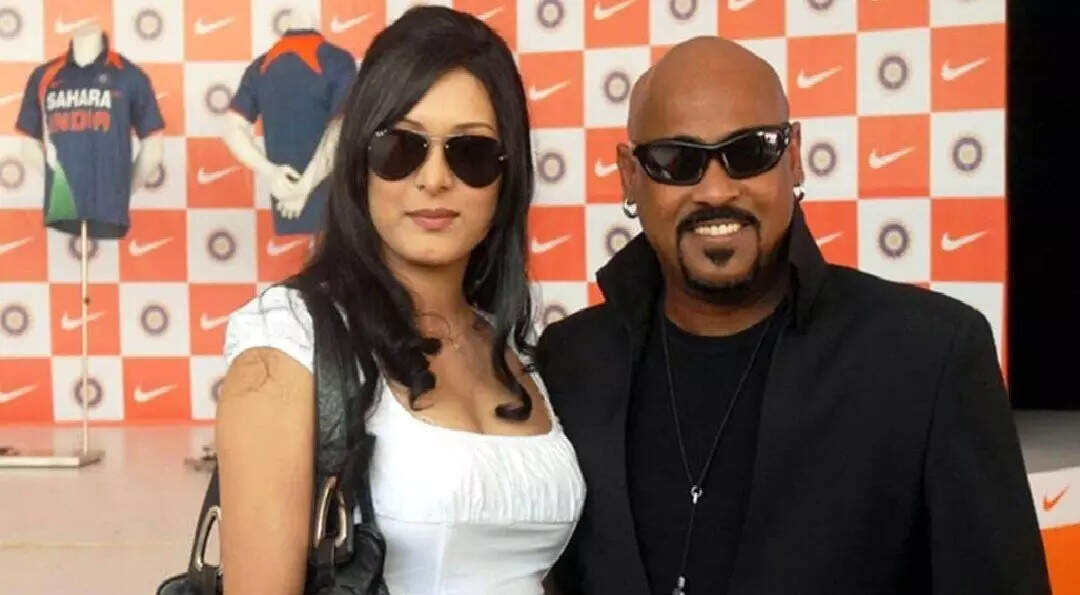 மதுபோதையில் மனைவியை தாக்கிய பிரபல முன்னாள் கிரிக்கெட் வீரர்!!