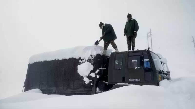 காஷ்மீரில் சோகம்.. பனிச்சரிவில் சிக்கி 3 ராணுவ வீரர்கள் உயிரிழப்பு..!