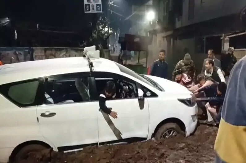 புகார் அளித்தவரின் காலைக் கழுவி மன்னிப்பு கேட்ட அமைச்சர்!!