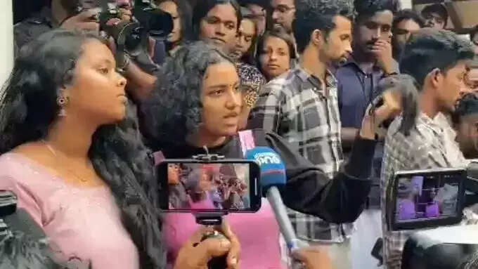 ஈவ் டீசிங் செயலை கண்டிக்க கல்லூரி மாணவிகள் செய்த செயலை பாருங்க..!!