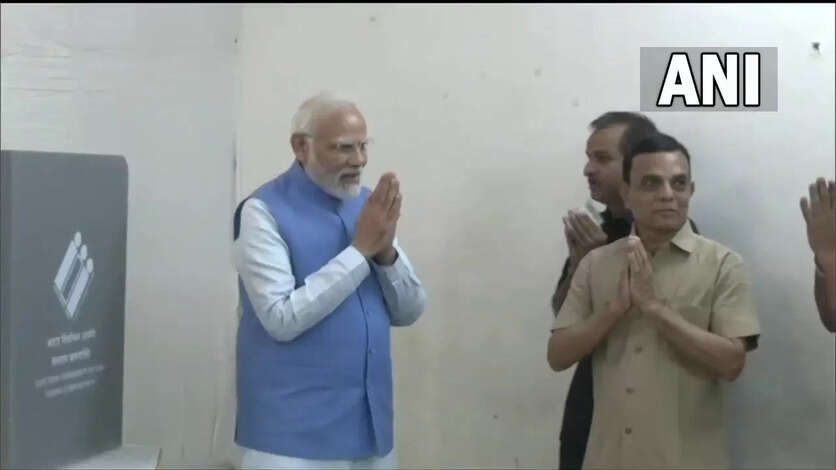 வரிசையில் நின்று வாக்களித்தார் பிரதமர் மோடி!!