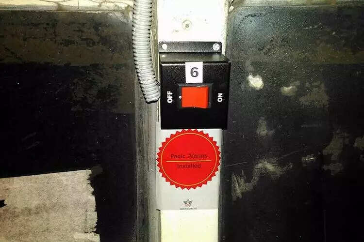 பேருந்தில் ஆண்கள் உரசினால்...அவசர பட்டனை அழுத்தலாம்!...