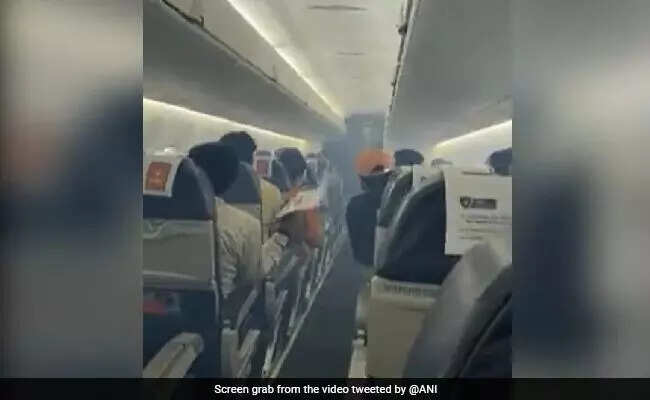 நடுவானில் விமானத்தில் புகை... அலறிய பயணிகள்!!