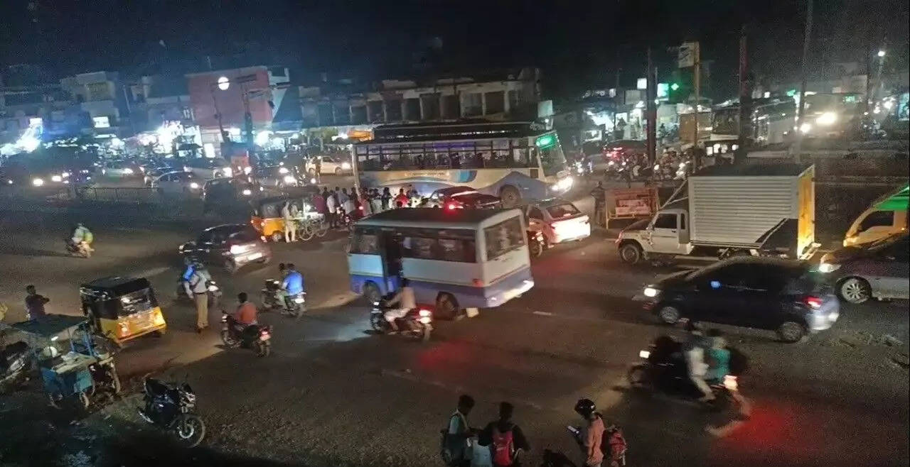 மக்கள் கூட்டத்தால் திணறிய தேசிய நெடுஞ்சாலை!!