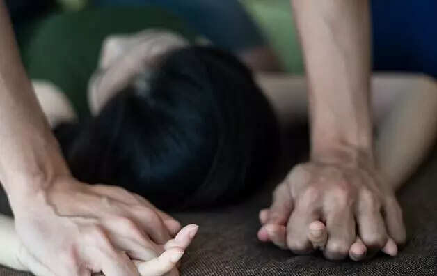 வகுப்பறையை பூட்டிவிட்டு சிறுமியை சீரழித்த சிறுவர்கள்!!