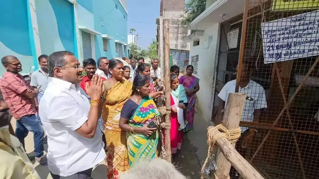 டாஸ்மாக் கடை ஊழியர்கள் காலில் விழுந்த எம்எல்ஏ!! வைரல் வீடியோ