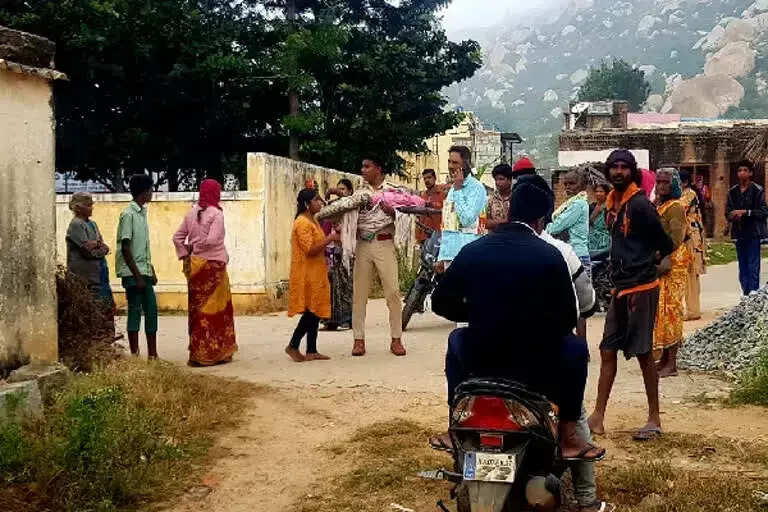 நெஞ்சை உறைய வைக்கும் சம்பவம்! தனது 2 குழந்தைகளை பெட்ரோலை ஊற்றி எரித்த தாய்..!!