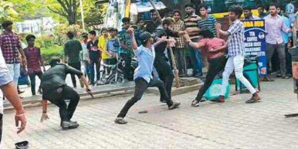 SRM கல்லூரியில் துப்பாக்கி, கத்தியுடன் மாணவர்கள்!! பகீர் கிளப்பும் வீடியோ!